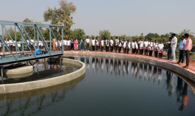 बुंदेलखंड के ललितपुर में स्कूली बच्चों ने अपने हाथों से की पानी जांच