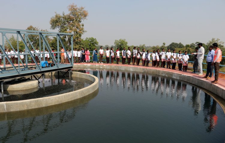 बुंदेलखंड के ललितपुर में स्कूली बच्चों ने अपने हाथों से की पानी जांच