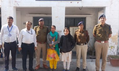 ऐशबाग रेलवे स्टेशन एक नाबालिक लडकी मिलने पर  रेलवे चाइल्ड हेल्पलाइन सुपुर्द : उ.नि ए० बी० जाडेजा व सउनि० हरिश्चंद्र मिश्रा