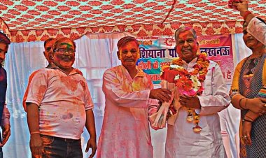 गीतों के बीच आशियाना कालोनी में हुई रंगारंग होली