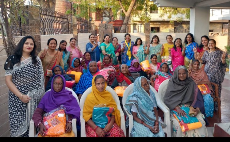 चैतन्य महिला सेवा समिति ने घरों में काम करने वाली वरिष्ठ महिलाओं के सम्मान में आयोजित किया महिला दिवस