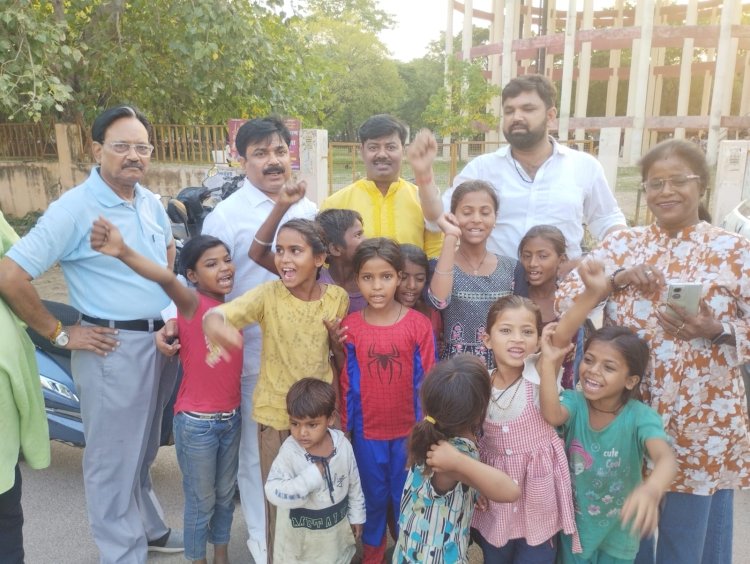 ब्रज की रसोई कराती है आशियाना क्षेत्र में निःशुल्क भोजन वितरण