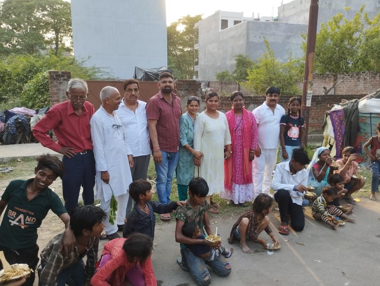 गरीबों को भोजन देकर कर रहे मानवता की सेवा :- इण्डियन हेल्पलाइन सोसाइटी