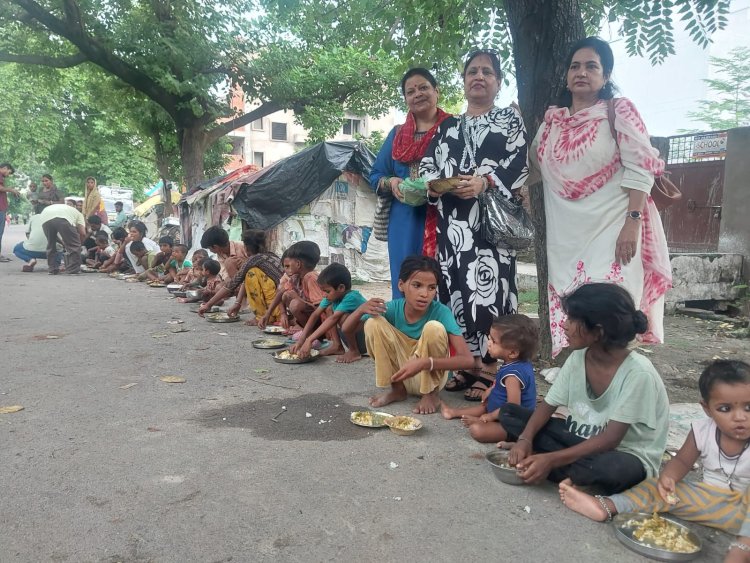 इण्डियन हेल्पलाइन सोसाइटी की राष्ट्रीय महिलाध्यक्ष रजनी शुक्ला ने गरीब बच्चों के साथ मनाया अपना जन्मदिन