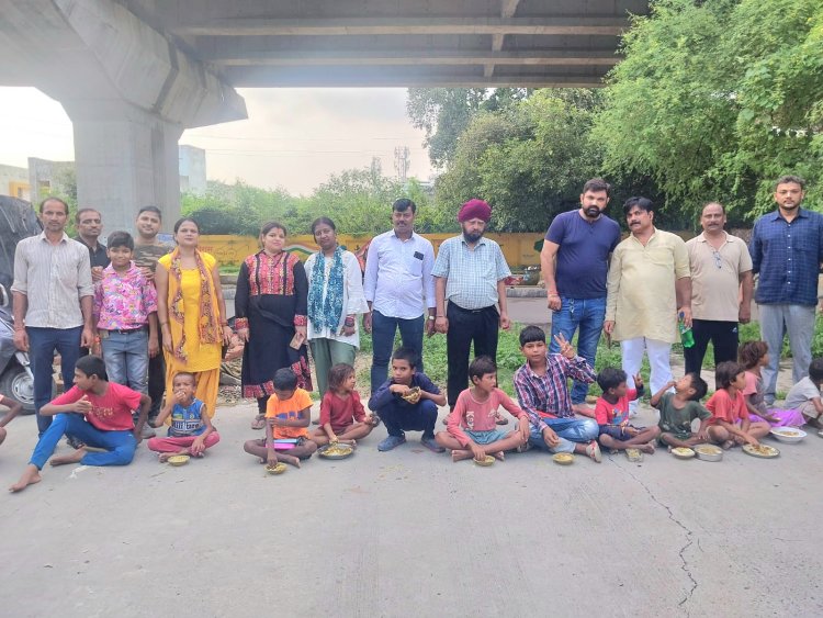 ब्रज की रसोई: रक्षाबंधन पर जरूरतमंदों को बांटी खुशियाँ