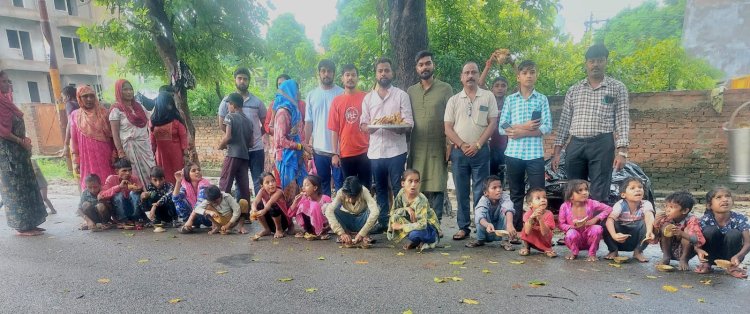 इण्डियन हेल्पलाइन सोसाइटी: विश्वास राज शुक्ला की पुण्यतिथि पर 'ब्रज की रसोई' ने निराश्रित बच्चों को कराया भोजन,दी श्रद्धांजलि