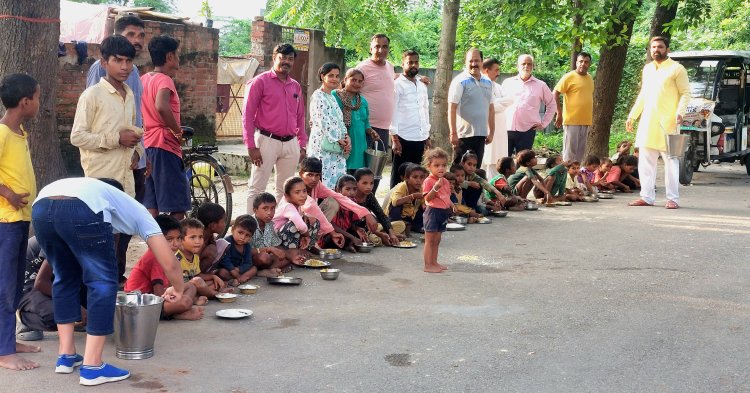 "ब्रज की रसोई: लखनऊ में जरूरतमंदों के लिए भोजन सेवा का आदर्श, भूख मिटाने की मुहिम"