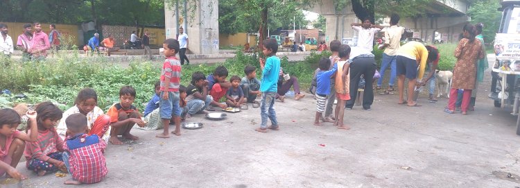 इण्डियन हेल्पलाइन सोसाइटी की पहल 'ब्रज की रसोई' द्वारा विगत कई वर्षों से हो रहा है निःशुल्क भोजन वितरण