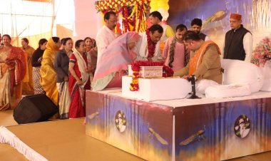 "नंद के घर आनंद भयो जय कन्हैया लाल" के भजन से झूमा पंडाल