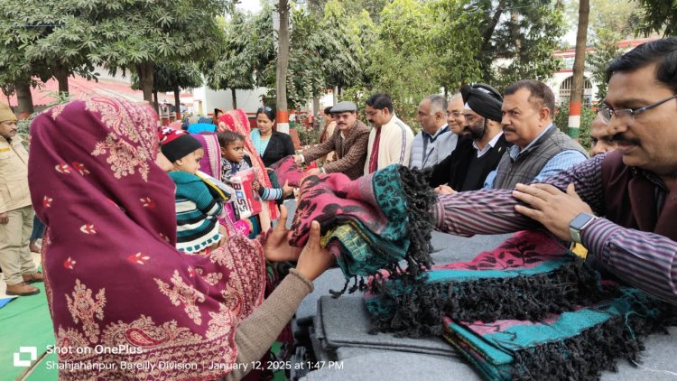 व्यापार मंडल से गरम कपड़े पाकर खिले बंदियों के चेहरे