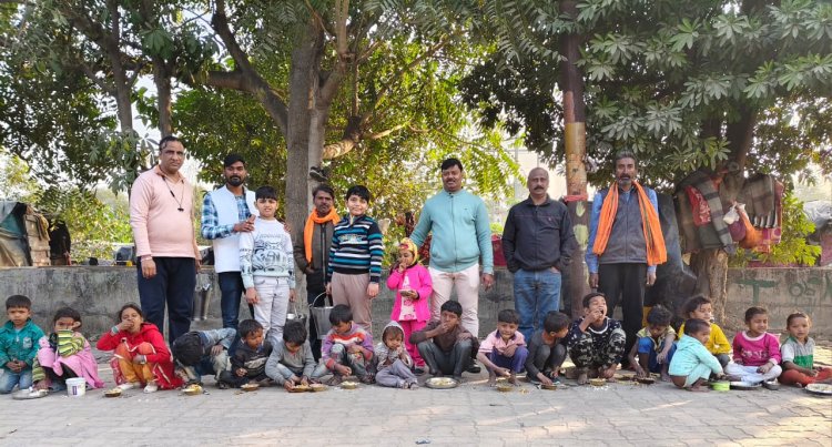 "ठंड से जंग: विपिन शर्मा की इण्डियन हेल्पलाइन ने जरूरतमंदों को परोसी उम्मीद की थाली"