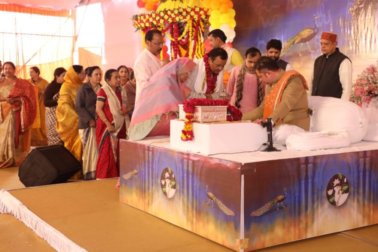 "नंद के घर आनंद भयो जय कन्हैया लाल" के भजन से झूमा पंडाल