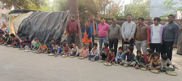इण्डियन हेल्पलाइन की "ब्रज की रसोई: लखनऊ में सेवा का कारवां, कोई न रहेगा भूखा"