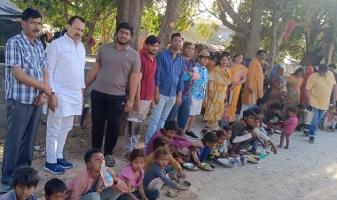 "नवरात्रि पर सेवा का संकल्प: 'ब्रज की रसोई' ने जरूरतमंदों को प्रेमपूर्वक कराया भोजन!"
