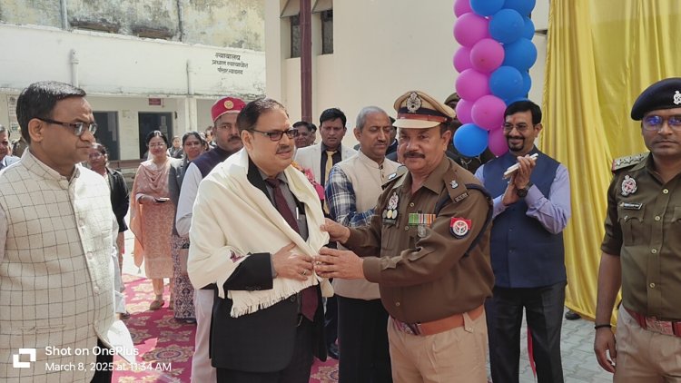 "न्यायालय परिसर में बंदियों के हस्तनिर्मित उत्पादों की धूम, शाहजहांपुर जेल प्रदर्शनी रही आकर्षण का केंद्र"