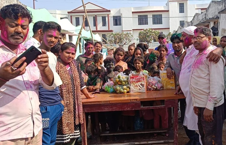 होली के हुड़दंग में रंगी बस्ती: इण्डियन हेल्पलाइन सोसाइटी ने जरूरतमंद बच्चों संग मनाया होलीकोत्सव