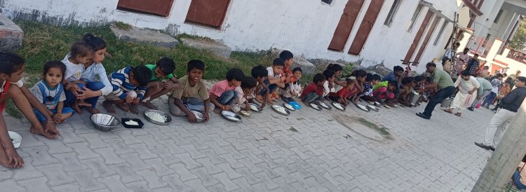 INDIAN HELPLINE SOCIETY: "इण्डियन हेल्पलाइन सोसाइटी ने जरूरतमंदों के बीच खुशियाँ बांटते हुए जन्मदिन मनाया"