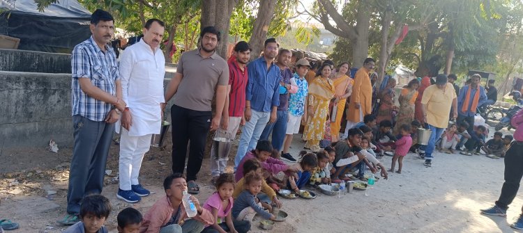 "नवरात्रि पर सेवा का संकल्प: 'ब्रज की रसोई' ने जरूरतमंदों को प्रेमपूर्वक कराया भोजन!"
