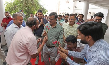 कर्मचारियों ने रेड कारपेट बिछा कर किया अनुराग का स्वागत