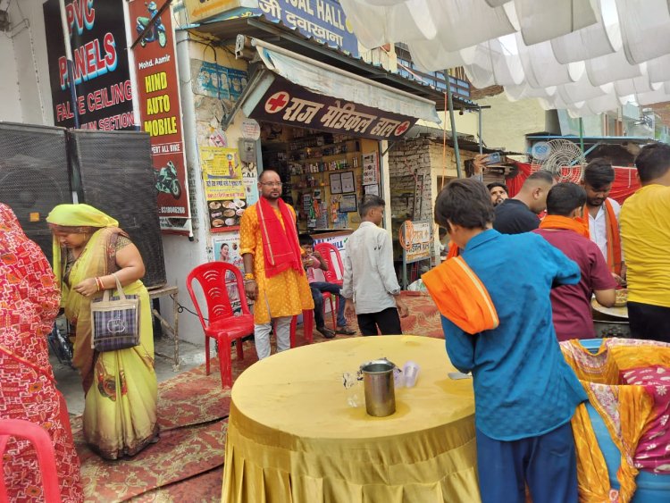 राज मेडिकल में भव्य भंडारा: हनुमान चालीसा के बीच बंटा प्रसाद, उमड़े श्रद्धालु और गणमान्य नागरिक