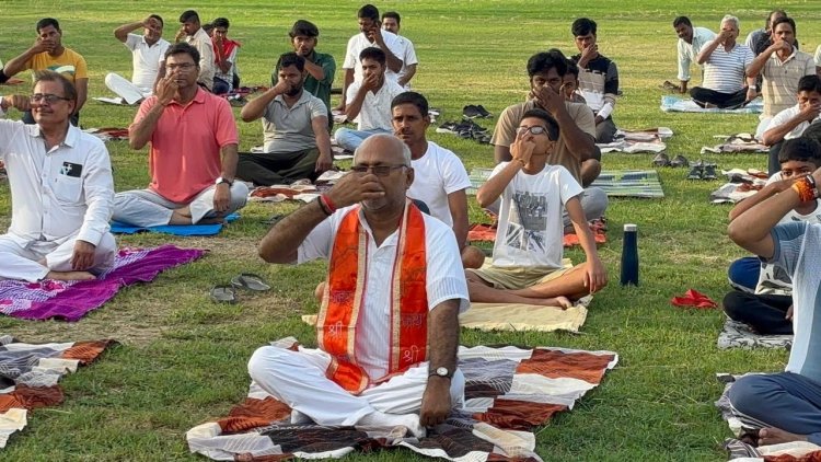 योग से शारीरिक और मानसिक ऊर्जा में वृद्धि: वीरेंद्र तिवारी